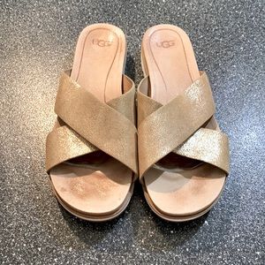 UGG | Kari sandal in gold. Size 8.5.